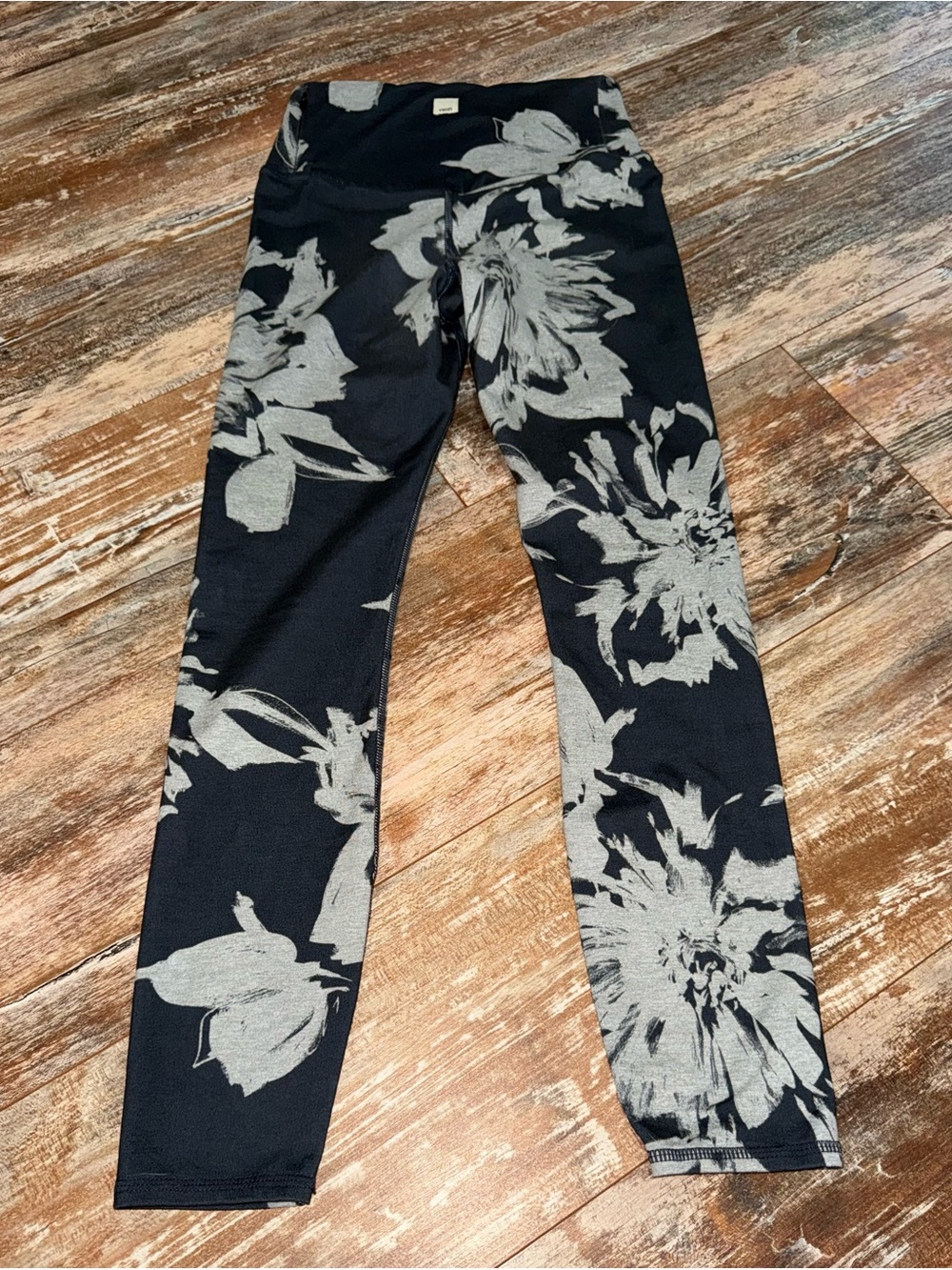 Vuori Women's Clean Elevation Leggings Charcoal Big Flower print